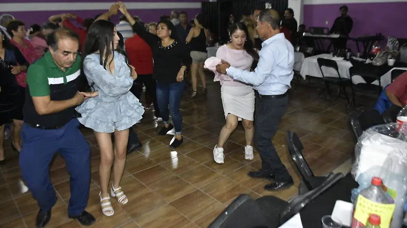 Los asistentes mostraron sus mejores pasos en la pista de baile.